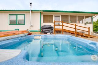 Hot Tub and Screened Porch Getaway in Montrose! - 8