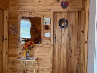 Uncle Len's Cabin - - 4