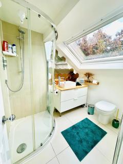 Large Double Room with Private Bathroom West Zone 3 Free Parking - London - 9