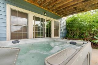 1 Mi to Wisp Resort Hot Tub Haven in McHenry! - McHenry - 8