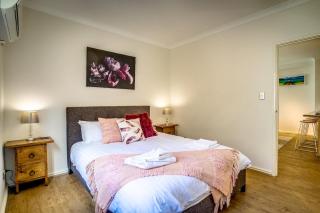 60 Sparkling Perth East End PoolParking - 6