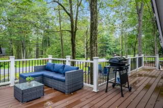 Walk to the Lake Firepit and Sunroom Tomhickon - 8