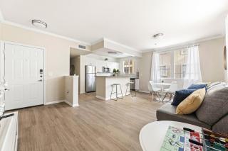 Stylish 2BR Condo with Amenities Near Six Flags - Santa Clarita - 0