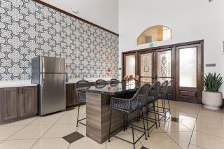 Stylish 2BR Condo with Amenities Near Six Flags - Santa Clarita - 2