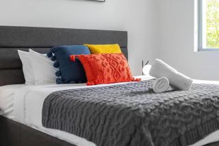2 Chic Stylish Modern Family On Charles - Perth - 9