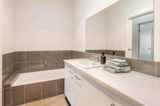Golden Retreat - Couples Getaway Business stay - Golden Square - 3