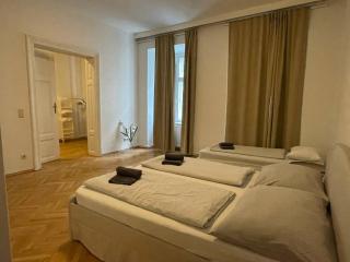 Sunny 3BR Central Apartment - 8