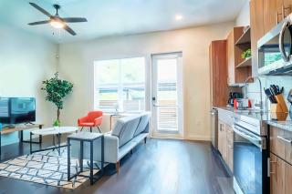 Boulevard Stays Stylish 1BR Getaway Pool Gym & Free Parking - 6
