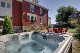 Charming Escape - Private Hot Tub! - Hannibal - 0