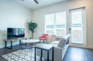 Boulevard Stays Comfortable 1BR Suite w Pool Parking Gym 02 - 1