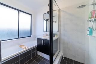 Treeby's Finest Family Home 4bdr 2bth - 1