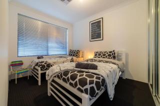 Treeby's Finest Family Home 4bdr 2bth - Perth - 5