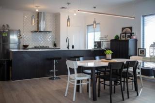 Treeby's Finest Family Home 4BDR 2BTH - 9