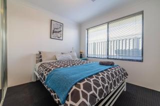 Treeby's Finest Family Home 4bdr 2bth - 1