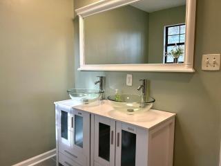 Cozy 3-BR Home-Peaceful Vibes-Centrally Located - 4