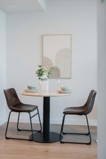 High-Rise Modern CBD Apartment Stunning City Views - 2