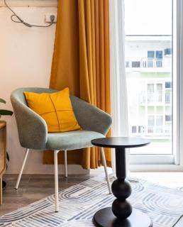 Stylish Condo Near Airport- Poolview Amani Grand - - 2