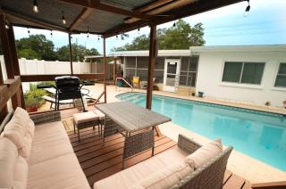 Stylish Heated Pool House Near The Beach - St. Petersburg - 9