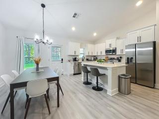 Full 3 BR 2 BA Home in Ocala Close to Key Sights - Ocala - 0