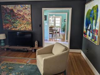 Art Lover's Retreat - Stunning 2br - 5