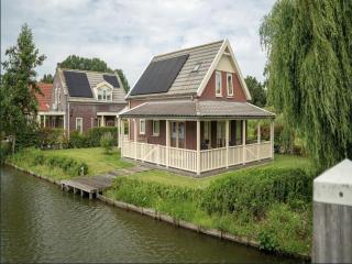 Bungalow by Water with Sauna in South Holland - 9