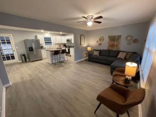 Remodeled Cottage With Sunroom - Manchester - 2