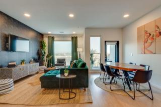 Luxury 2-bd, 2-bth Downtown Riverfront, Park Free - 0