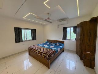 NMR Nest Farms Poolside Getaway 3BHK by homeyhuts - 3