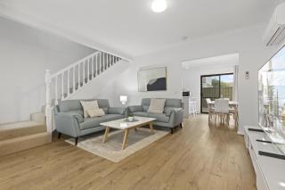 Beachside 3-Bed Retreat with BBQ & Garage - Glenelg - 0