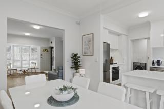 Beachside 3-Bed Retreat with BBQ & Garage - Glenelg - 9