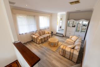 Family-Friendly 4BR Home Near Hillarys, Beaches & Trails Fast WiFi, Backyard - Perth - 0