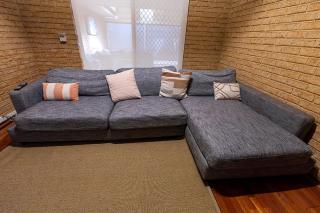 Family-Friendly 4BR Home Near Hillarys, Beaches & Trails Fast WiFi, Backyard - Perth - 5