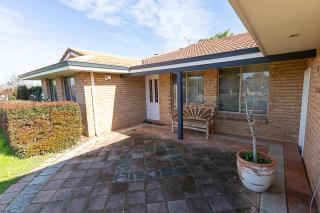Family-Friendly 4BR Home Near Hillarys, Beaches & Trails Fast WiFi, Backyard - Perth - 3