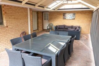 Family-Friendly 4BR Home Near Hillarys, Beaches & Trails Fast WiFi, Backyard - Perth - 9