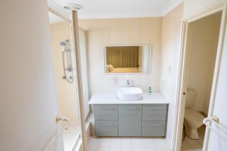 Family-Friendly 4BR Home Near Hillarys, Beaches & Trails Fast WiFi, Backyard - Perth - 8