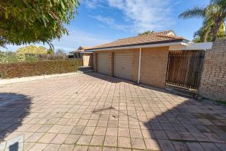 Family-Friendly 4BR Home Near Hillarys, Beaches & Trails Fast WiFi, Backyard - Perth - 1
