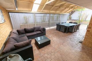 Family-Friendly 4BR Home Near Hillarys, Beaches & Trails Fast WiFi, Backyard - Perth - 6