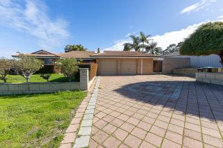 Family-Friendly 4BR Home Near Hillarys, Beaches & Trails Fast WiFi, Backyard - Perth - 4