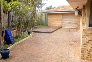 Family-Friendly 4BR Home Near Hillarys, Beaches & Trails Fast WiFi, Backyard - Perth - 2