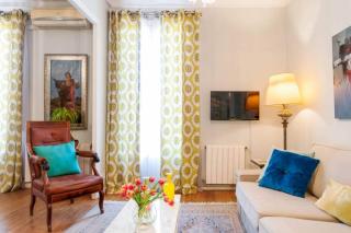 Explore City Center From An Elegant Urban Retreat - Barcelona - 9