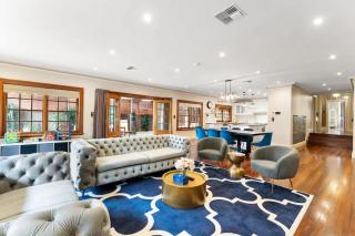 LUX Urban 4-Bedroom Sleeps 9 with Pool - - 0