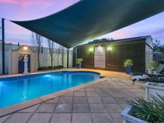 LUX Urban 4-Bedroom Sleeps 9 with Pool - - 8