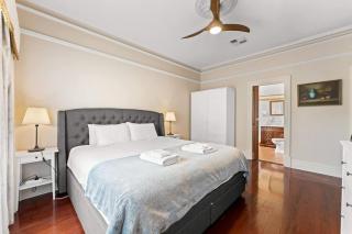 LUX Urban 4-Bedroom Sleeps 9 with Pool - 1