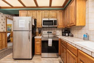 Toste Cabin- Spacious 3BR Cabin in East Village! - 4