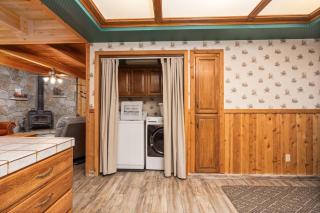 Toste Cabin- Spacious 3BR Cabin in East Village! - 1