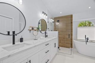 Chic Stylish Pool House 4 King Bed New Renovated - 8