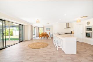 Sandpiper House 4BR Family & Pet-Friendly Stay - Broadwater - 3