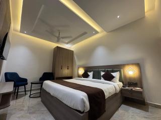 C2 Hotel - Mathura - 7