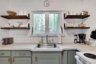 Pet Friendly Lake Retreat With Hot Tub & Fire Pit - 4