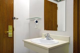 Super 8 by Wyndham Chaska - 4